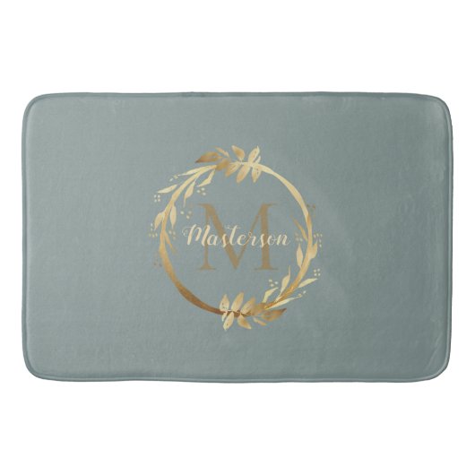 Chic Sage Green Gold Monogram Eukalyptus Wreath Badematte (Vorderseite)