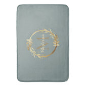 Chic Sage Green Gold Monogram Eukalyptus Wreath Badematte (Vorderseite Vertikal)