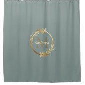 Chic Sage Green Gold Monogram Eukalyptus Wreath Duschvorhang (Vorderseite)