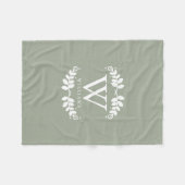 Chic Sage Green Monogram Fleecedecke (Vorderseite (Horizontal))