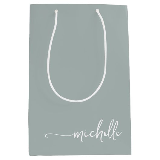 Chic Sage Green Monogram Name Script Mittlere Geschenktüte (Vorderseite)