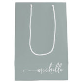 Chic Sage Green Monogram Name Script Mittlere Geschenktüte (Rückseite)