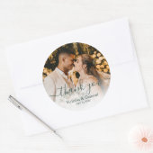 Chic Sage Green Script Wedding Foto Vielen Dank Runder Aufkleber (Umschlag)