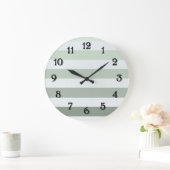 Chic Sage Green und White Stripes Große Wanduhr (Zuhause)