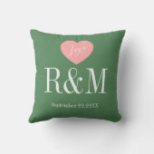 Chic sage green white monogram wedding keepaske kissen (Rückseite)