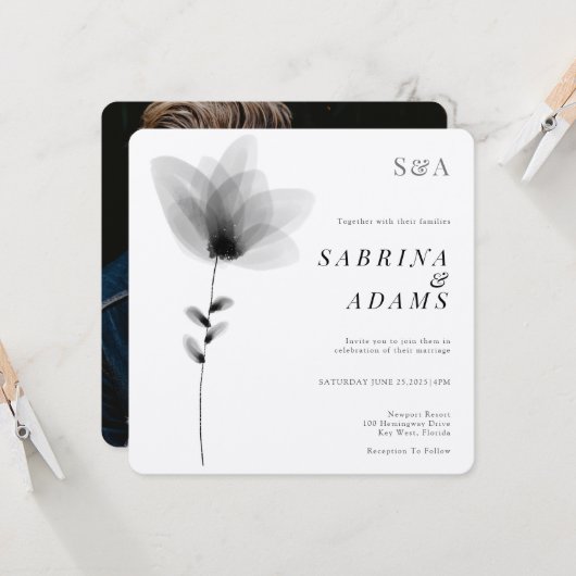 Chic Schwarz-weiß florales Foto Mit Monogramm Hoch Einladung (Vorderseite/Rückseite Beispiel)