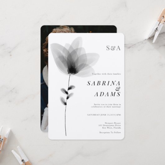 Chic Schwarz-weiß florales Foto Mit Monogramm Hoch Einladung (Vorderseite/Rückseite Beispiel)