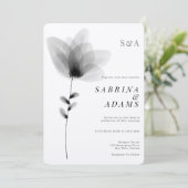 Chic Schwarz-weiß florales Foto Mit Monogramm Hoch Einladung (Stehend Vorderseite)