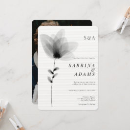 Chic Schwarz-weiß florales Foto Mit Monogramm Hoch Einladung
