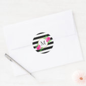 Chic Schwarz-weiß Striped Pink Floral Monogram Runder Aufkleber (Umschlag)