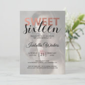 Chic Schwarz-weiß Stripes Rosa Sweet 16 Foto Einladung (Stehend Vorderseite)