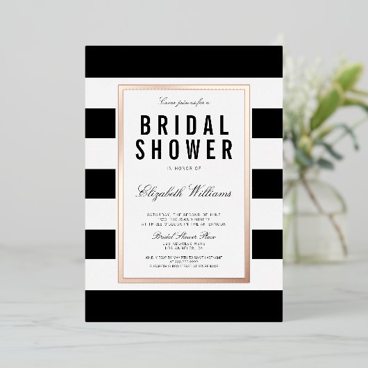Chic Schwarz-weiß Striping Brautparty Rose Gold Folieneinladung (Stehend vorne)