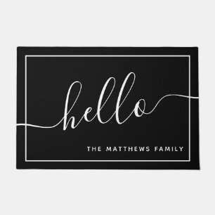 Chic Schwarz-weißes Skript Hallo Familienname Will Fußmatte