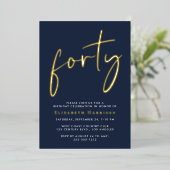 Chic Script 40. Geburtstag Party Folieneinladung (Stehend vorne)