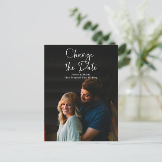 Chic Script ändern das Datum Hochzeit verschoben Postkarte (Stehend Vorderseite)