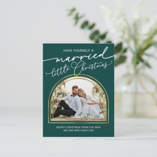 Chic Script Arch Holiday Wedding Ankündigung (Stehend Vorderseite)