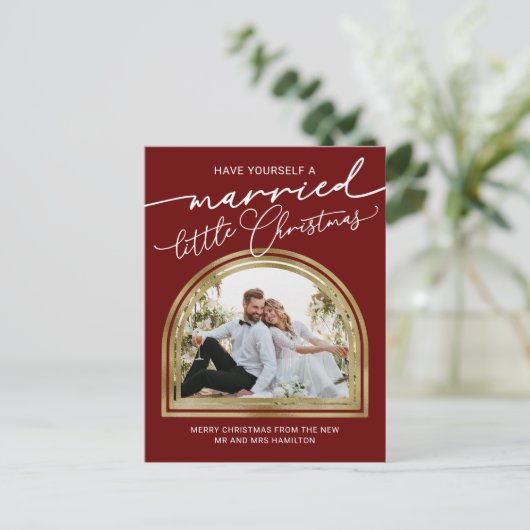 Chic Script Arch Holiday Wedding Ankündigung (Stehend Vorderseite)