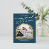 Chic Script Arch Holiday Wedding Ankündigung (Stehend Vorderseite)