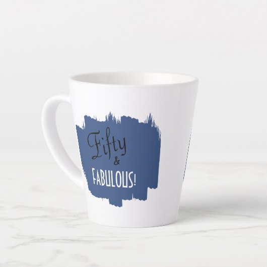 Chic Script Blue Schmear Fifty & FABULOUS Geburtst Milchtasse (Linke Ecke)
