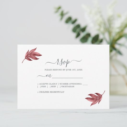 Chic Script Burgundy Leaf Minimal Wedding RSVP Karte (Stehend Vorderseite)