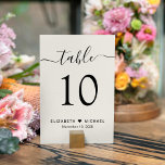 Chic Script Cream Wedding Reception Tischnummer<br><div class="desc">Chic helle cremefarbene Hochzeitsempfang mit "Tisch" in einem Kalligraphie-Skript mit Swashes,  die Tischnummer in eleganten Serif-Typografie,  Ihre Vornamen verbunden mit einem Herz und Ihr Empfang Datum. Erstellen Sie jede Tischnummer und fügen Sie eine nach der anderen in Ihren Warenkorb,  dann Karo aus,  sobald alle Zahlen in Ihrem Warenkorb sind.</div>