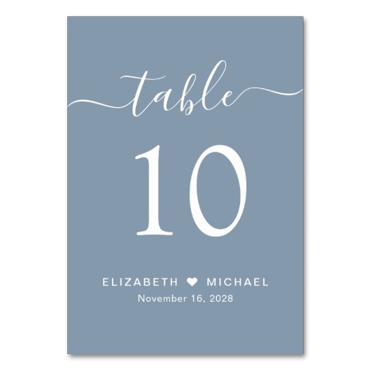 Chic Script Dusty Blue Wedding Reception Tischnummer (Vorderseite)