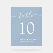 Chic Script Dusty Blue Wedding Tischnummer Acrylschild (Vorderseite)