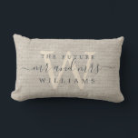 Chic Script Future Mr. Monogram Beige Linen Lendenkissen<br><div class="desc">Elegante Zukunft mrs halten beige geflochtene Leineneffektkissen mit Ihrem Text in dunkelgrau chic handgeschriebenen Skript-Kalligraphie. Fügen Sie einfach Ihren Namen und Ihr Monogramm hinzu. Perfektes Geschenk für ein Brautparty, eine Verlobung oder einen Valentinstag. Exklusiv für Sie entworfen von Happy Dolphin Studio. Wenn Sie Hilfe oder passende Produkte benötigen, kontaktieren Sie...</div>