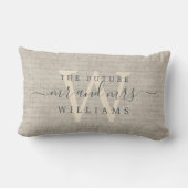 Chic Script Future Mr Mrs Monogram Beige Leinen Lendenkissen (Rückseite)