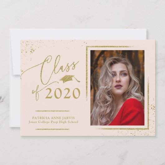 Chic Script Grad Ankündigung Gold Glitzer Foto (Vorderseite)