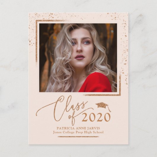 Chic Script Grad Ankündigung Rose Gold Glitzer Postkarte (Vorderseite)