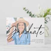 Chic Script H Foto Graduation Party Black Einladung (Stehend Vorderseite)