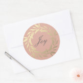 Chic Script Joy Gold Wreath Weihnachten Dusty Pink Runder Aufkleber (Umschlag)