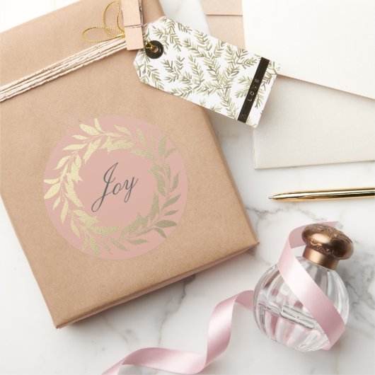 Chic Script Joy Gold Wreath Weihnachten Dusty Pink Runder Aufkleber (Schenken)