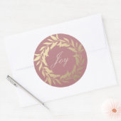 Chic Script Joy Gold Wreath Weihnachts Dusty Rose Runder Aufkleber (Umschlag)
