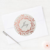 Chic Script Joy Rose Gold Wreath Christmas Grau Runder Aufkleber (Umschlag)
