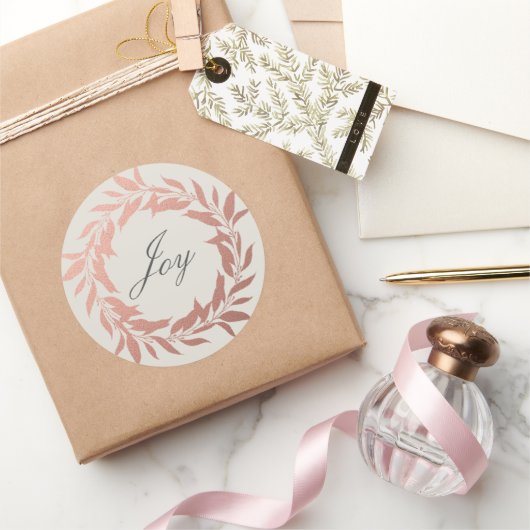 Chic Script Joy Rose Gold Wreath Christmas Grau Runder Aufkleber (Schenken)