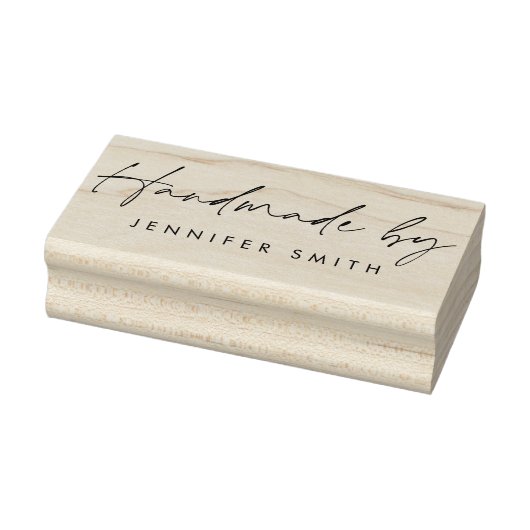 Chic Script Moderne Minimalistische "Handmade by" Gummistempel (Stempel)