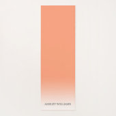 Chic Script Monogram Cantaloupe Orange Ombre Yogamatte (Rückseite)