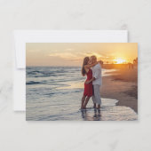 Chic Script Monogramm Hochzeitsantwortkarte Save The Date (Rückseite)