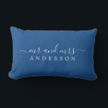 Chic Script Mr. Blue Newlywed Monogram Lendenkissen<br><div class="desc">Chic, modernes monogramm blaues Kissen mit dem Text Mr. und Mrs. in weißer eleganter Schrift. Fügen Sie einfach Ihren verheirateten Namen hinzu. Perfektes Luxusgeschenk für das frisch vermählte Paar. Exklusiv für Sie entworfen von Happy Dolphin Studio. Wenn Sie Hilfe oder passende Produkte benötigen, kontaktieren Sie uns bitte unter happydolphinstudio@outlook.com. Wir...</div>