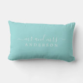 Chic Script Mr. Bright Blue Newlywed Monogram Lendenkissen (Rückseite)
