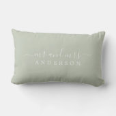 Chic Script Mr. Pastel Green New Monogram Lendenkissen (Rückseite)