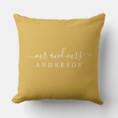 Chic Script Mr. Yellow Ochre Newlywed Monogram Kissen (Vorderseite)
