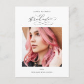 Chic Script One Foto Graduation Party Ankündigungspostkarte (Vorderseite)