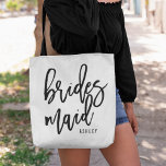 Chic Script Personalisiert Bridesmaid Tasche<br><div class="desc">Geschenke deinen Bridesmaiern diese super niedlichen personalisierten Tottaschen! Modernes,  modernes Schwarz-Weiß-Design bietet "Bridesmaid in schwarz handgeschriebener Schrift Typografie. Passen Sie den Namen Ihrer Brautjungfrau einfach an,  indem Sie das Feld Vorlage verwenden.</div>