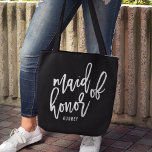 Chic Script-Personalisierte Trauzeugin Tasche<br><div class="desc">Geben Sie Ihrer Trauzeugin mit dieser super niedlichen personalisierten Tasche! Das moderne Schwarz-Weiß-Design bietet "Trauzeugin" in der Schrift-Schrift mit weißem Schriftzeichen auf schwarzem Hintergrund. Passen Sie den Namen Ihrer Trauzeugin mithilfe des bereitgestellten Vorlagenfelds einfach an.</div>