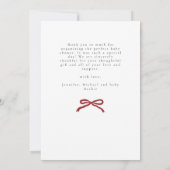 Chic Script Rotes Band 4 Foto Baby Shower Dankeskarte (Rückseite)