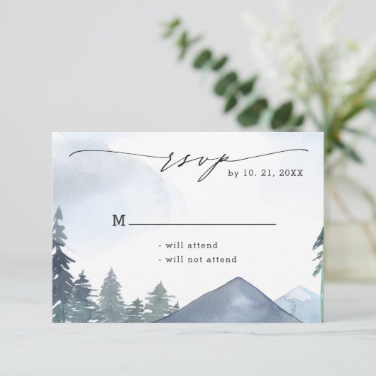 Chic Script Slate Blue Mountains Forest Wedding RSVP Karte (Stehend Vorderseite)