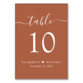 Chic Script Terracotta Wedding Reception Tischnummer (Vorderseite)